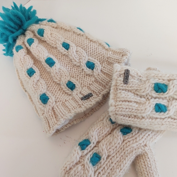 KNITWITS Originals by deLUX | Handmade Winter Pomp Hat Toque + Matching Mittens - Picture 11 of 12